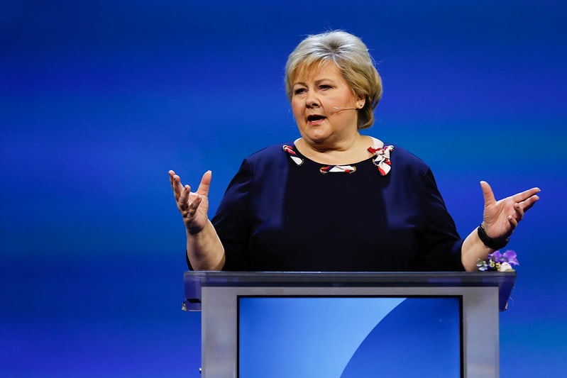 Erna Solberg avbildet på Høyres talerstol.